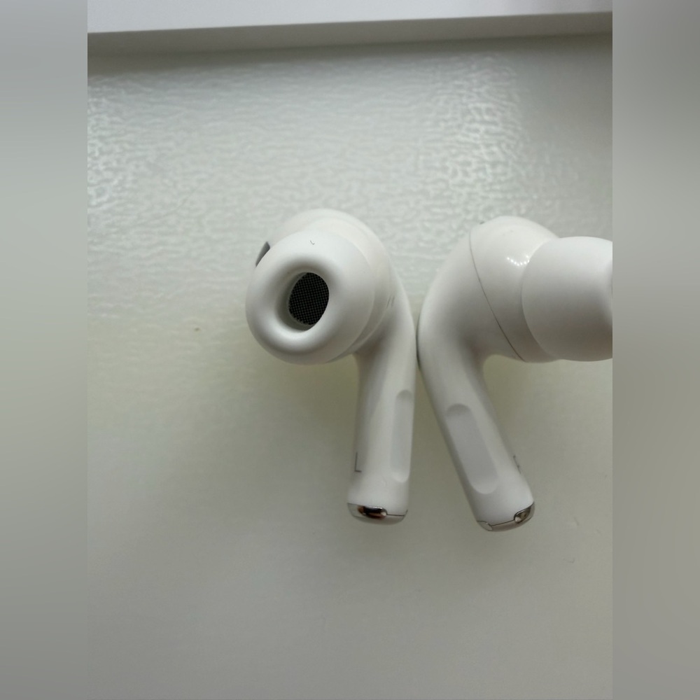 Apple AirPods Pro 2nd Generation - Picture 8 of 17